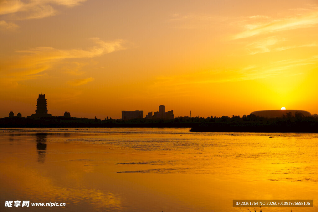 夕阳下的城市湖畔美景