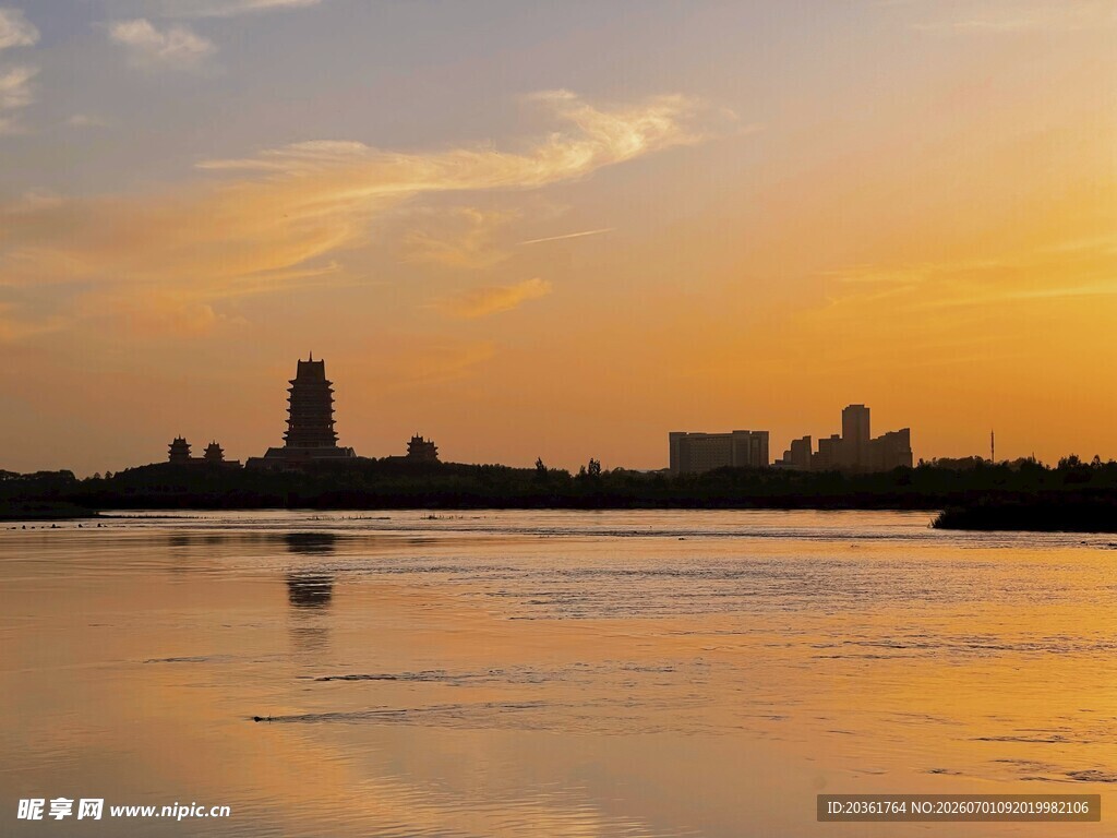 湖畔夕阳下的城市天际线