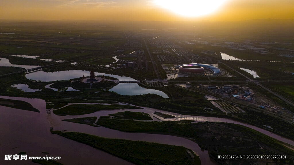 夕阳下的城市景观水域
