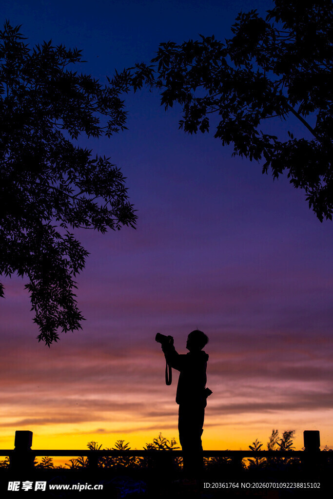 夕阳下摄影师的剪影时刻