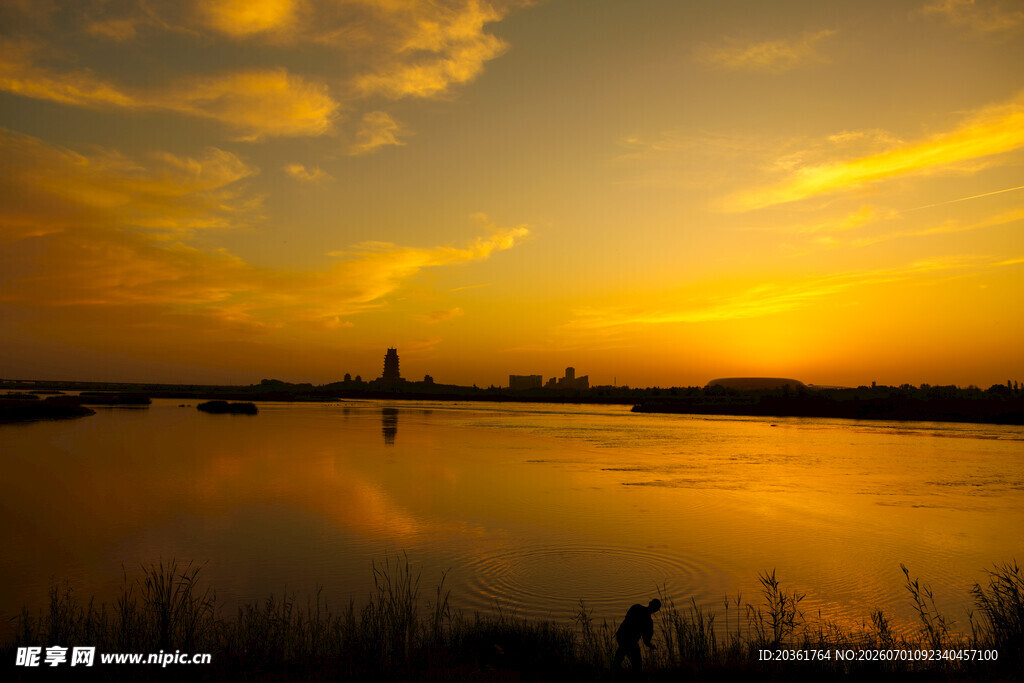 夕阳下平静湖面美丽景象