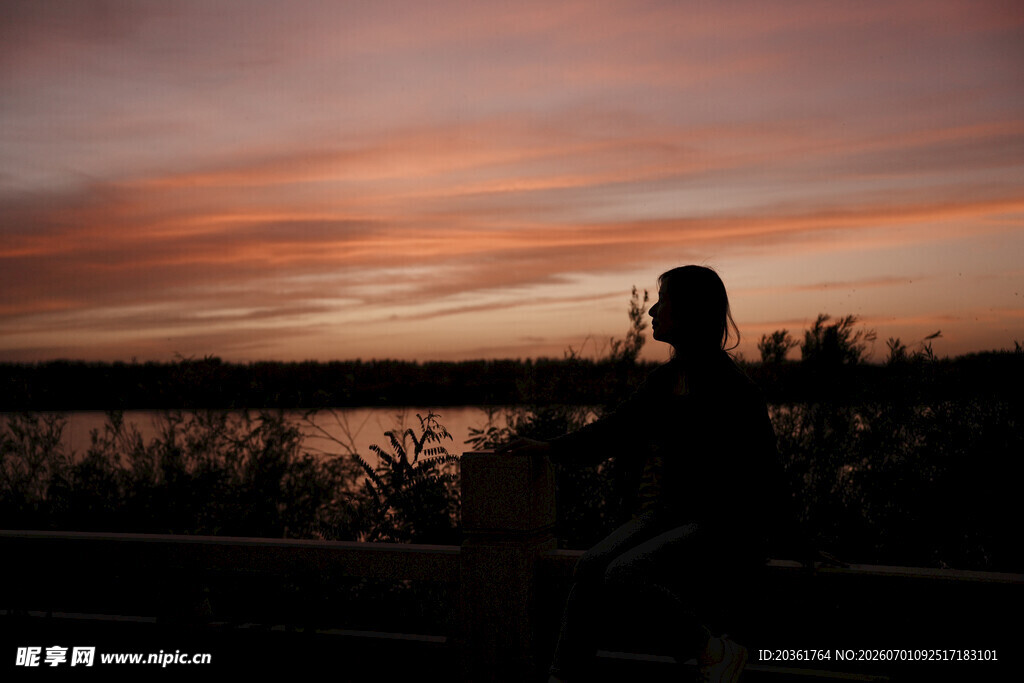 夕阳下的人物剪影美景