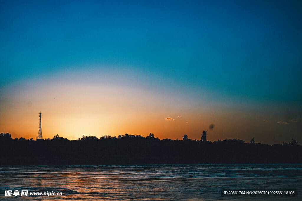 夕阳下的城市水岸风光