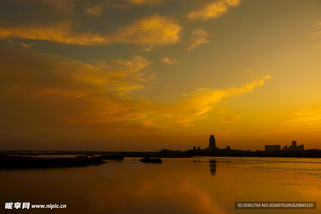 夕阳下的城市水域美景