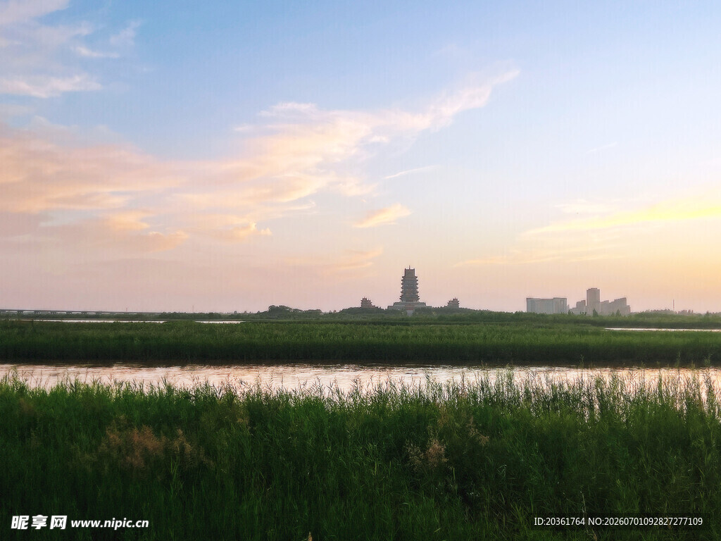 湖畔日落美景