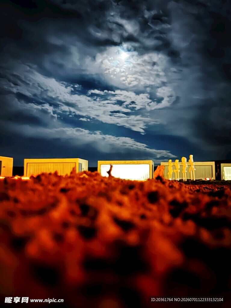 夜幕下的集装箱场景