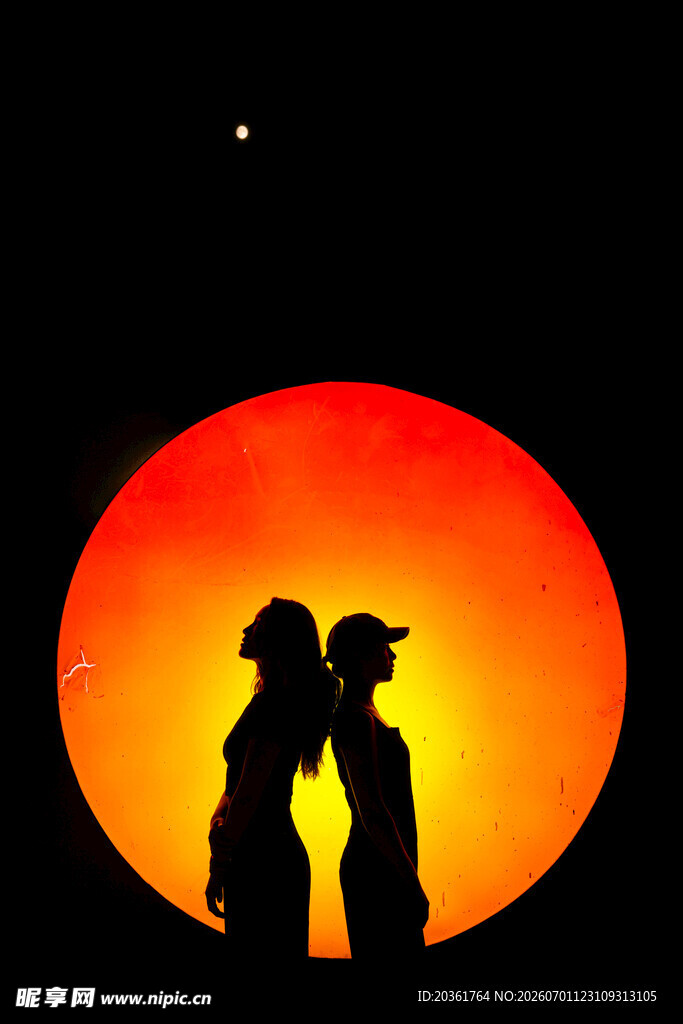 夕阳下的情侣浪漫剪影