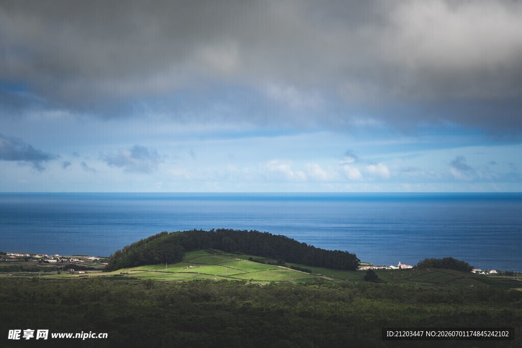 山海之间的壮阔自然景观