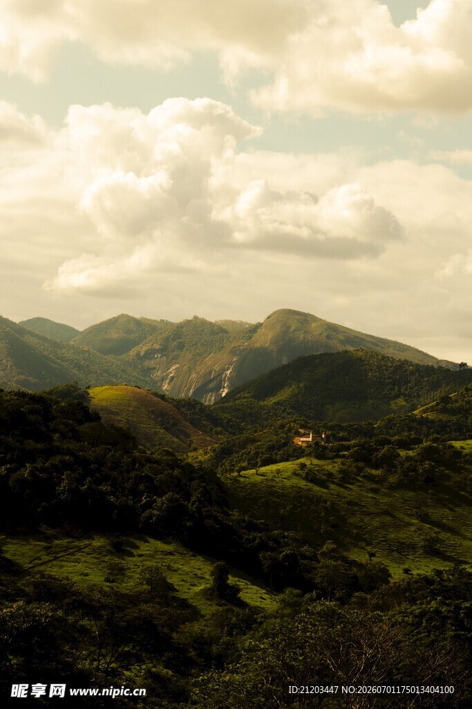 山间美景云绕绿岭