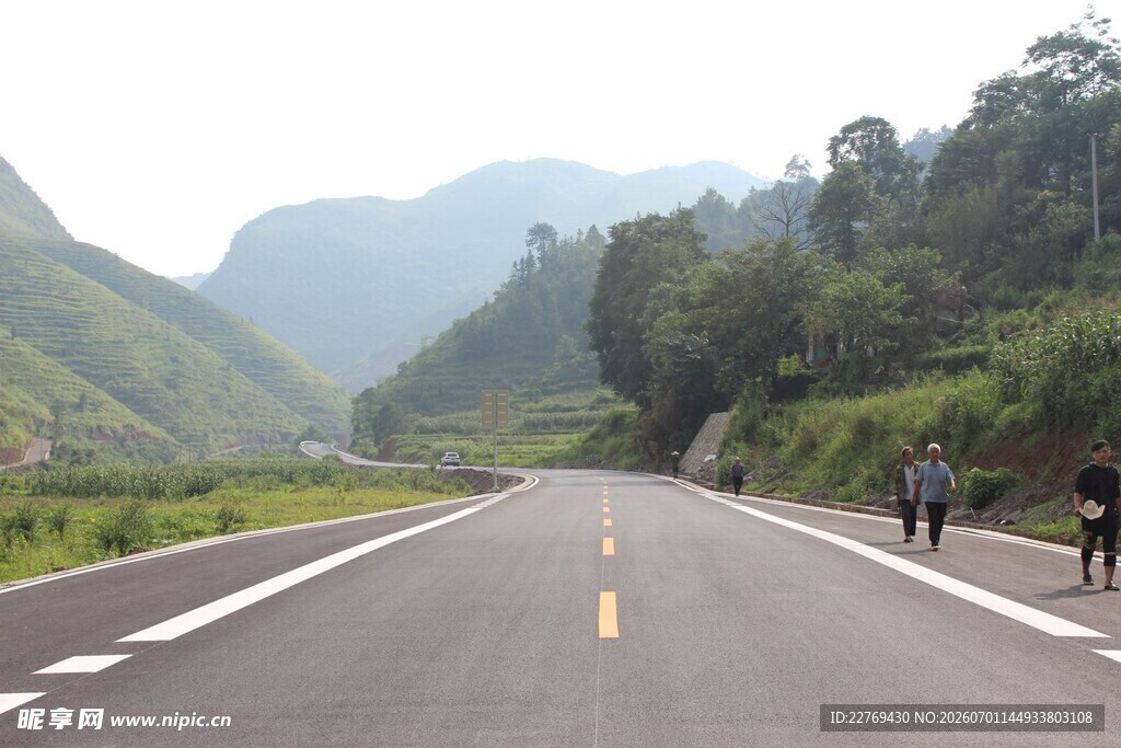 山间公路漫步景