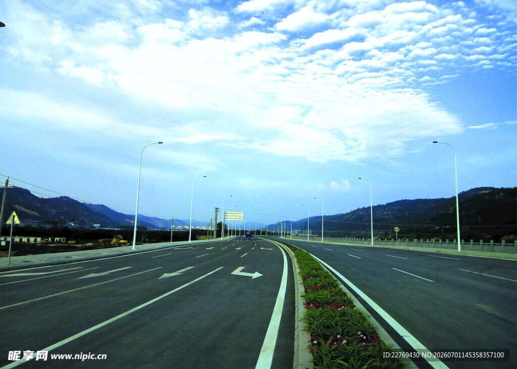 宽阔公路延伸向远方