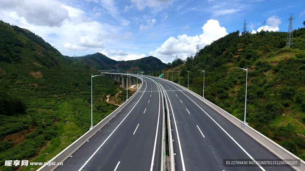 山间宽阔公路风景