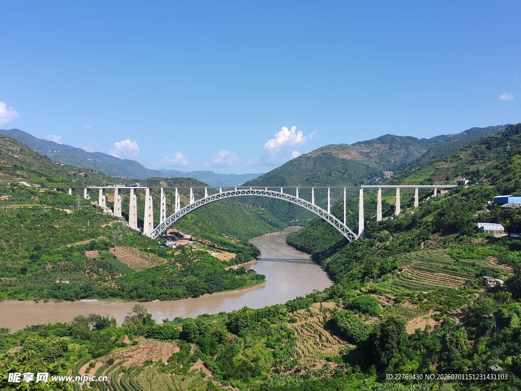 壮丽河谷大桥景观