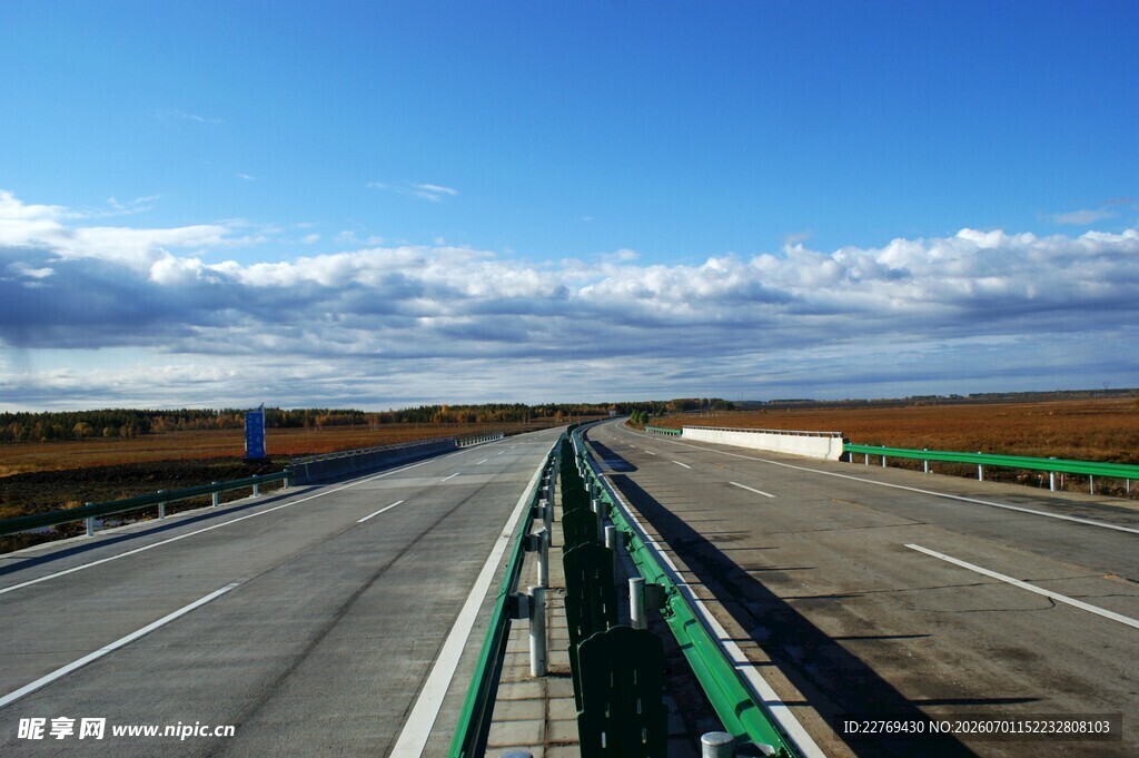 宽阔公路伸向远方