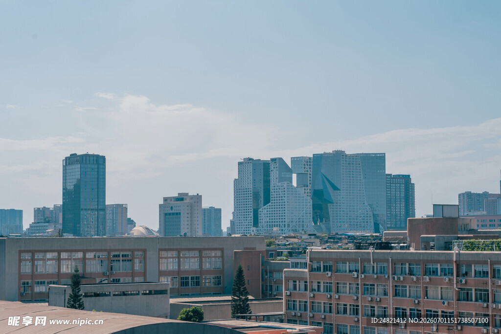 城市天际线与近处建筑景观