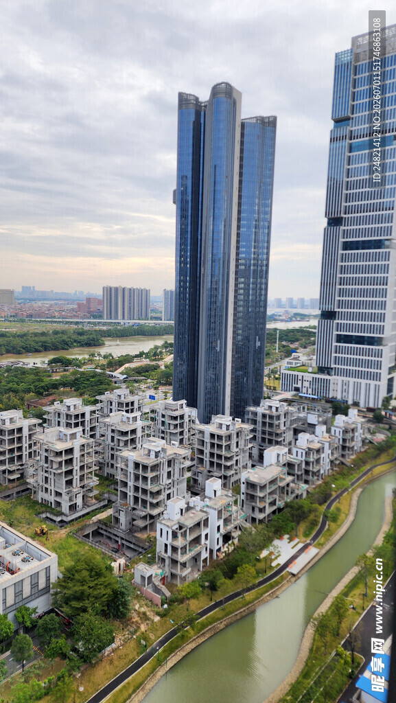 城市河畔的摩天大楼景观
