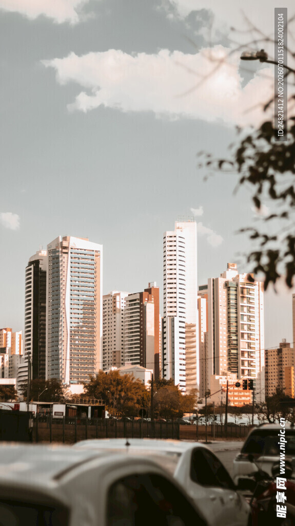 城市天际线与前景车辆