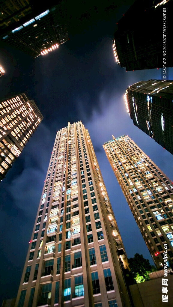 都市夜景中的摩天大楼