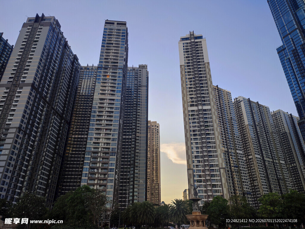 城市高楼林立的壮观景象