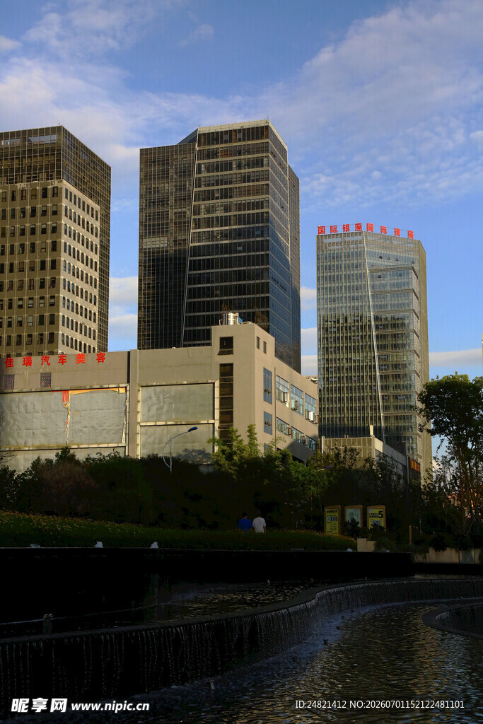 城市河畔高楼景观