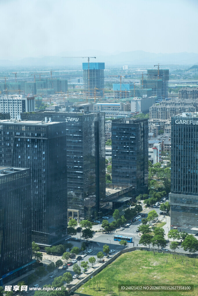 城市高楼与绿地景观
