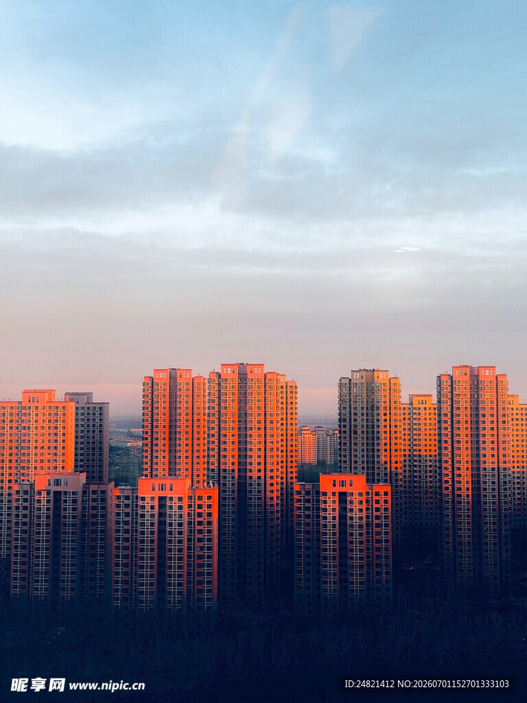 夕阳下的城市建筑群