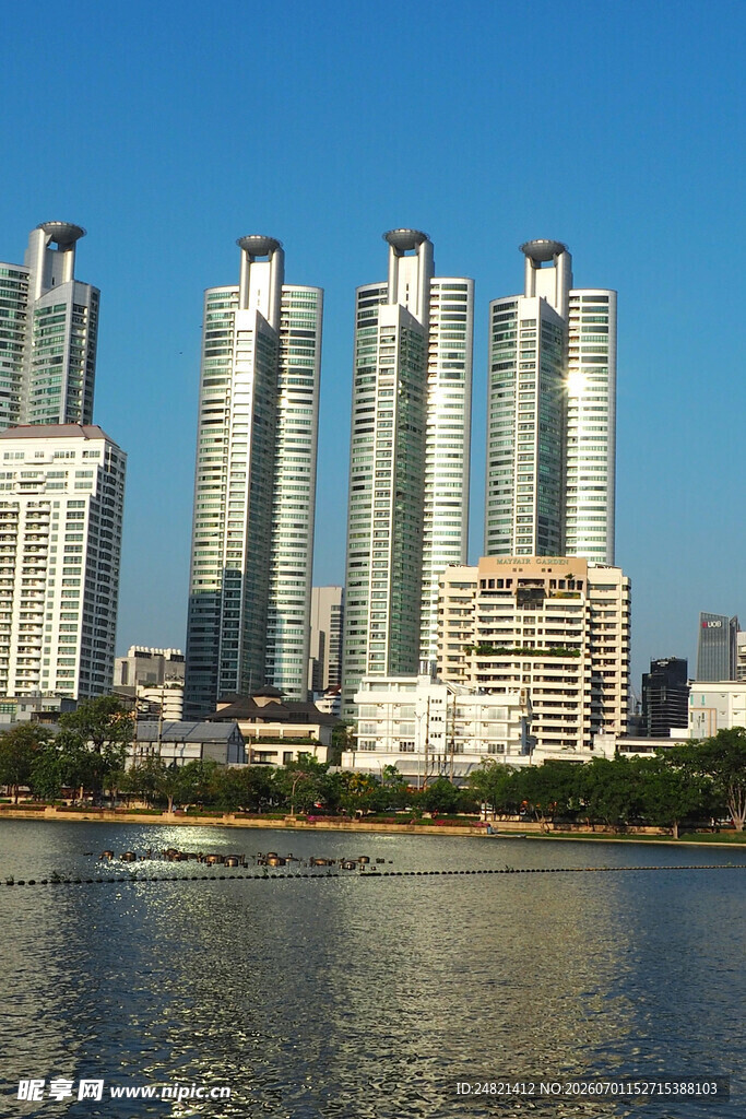 河畔高楼林立的城市景观