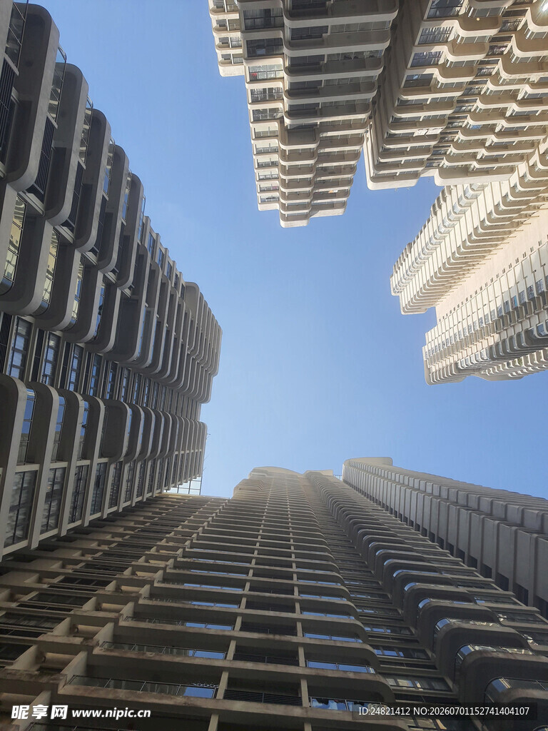 仰视城市高楼建筑群