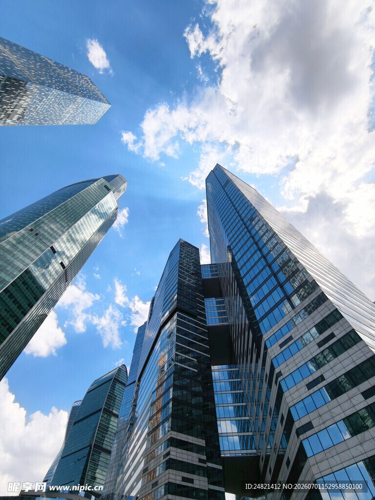 仰望都市摩天大楼景观