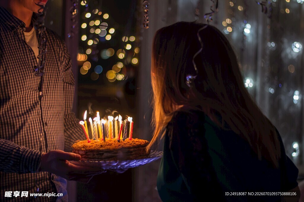 生日惊喜烛光下的温馨时刻