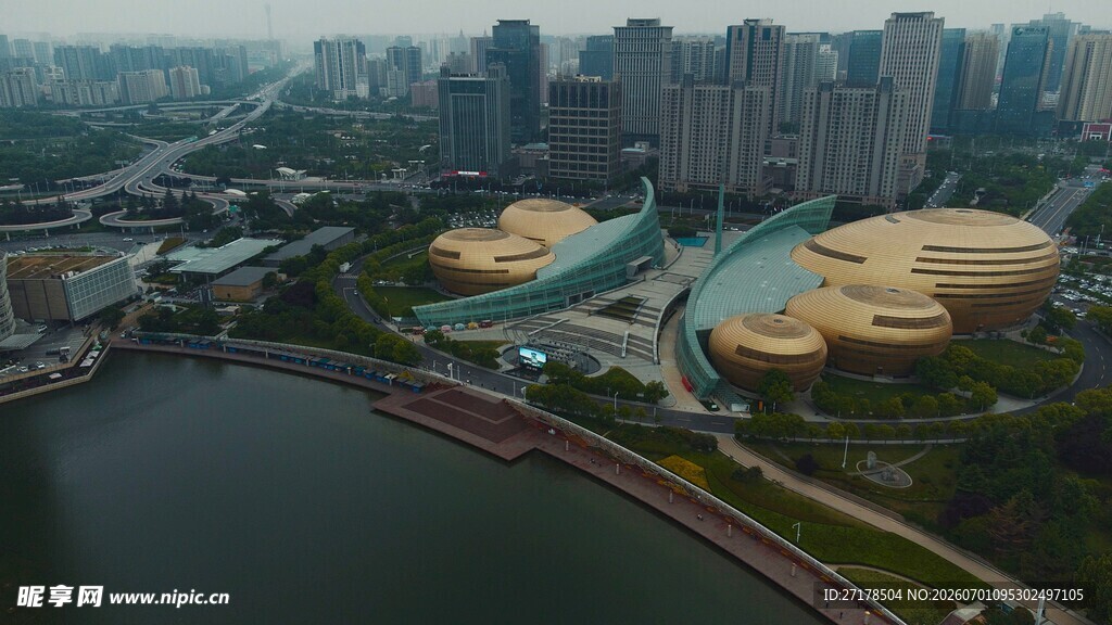 城市河畔独特建筑景观