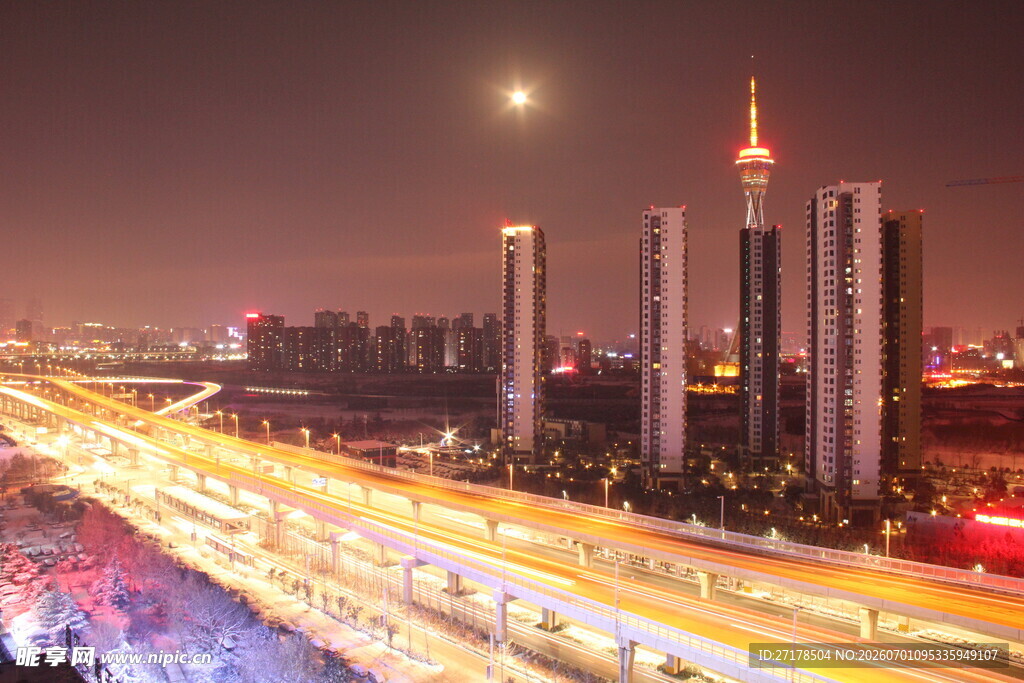 城市璀璨夜景中的车流大厦