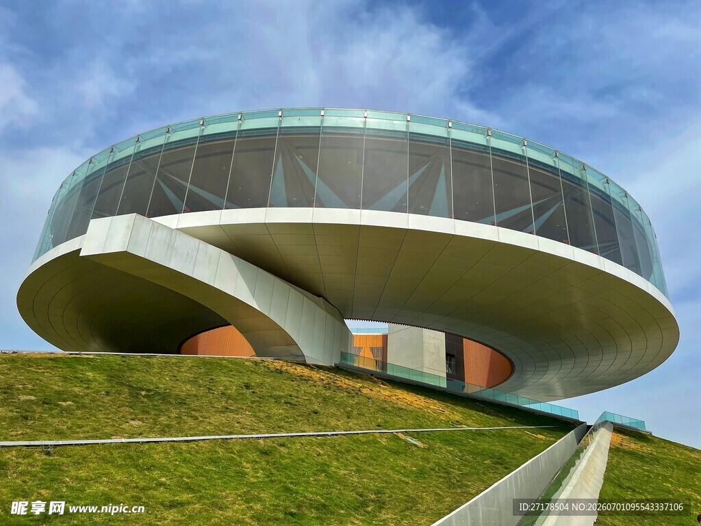 独特圆形建筑立于绿坡之上