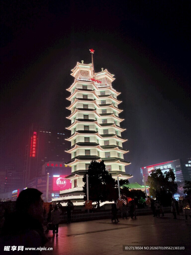 夜晚璀璨的多层古建筑