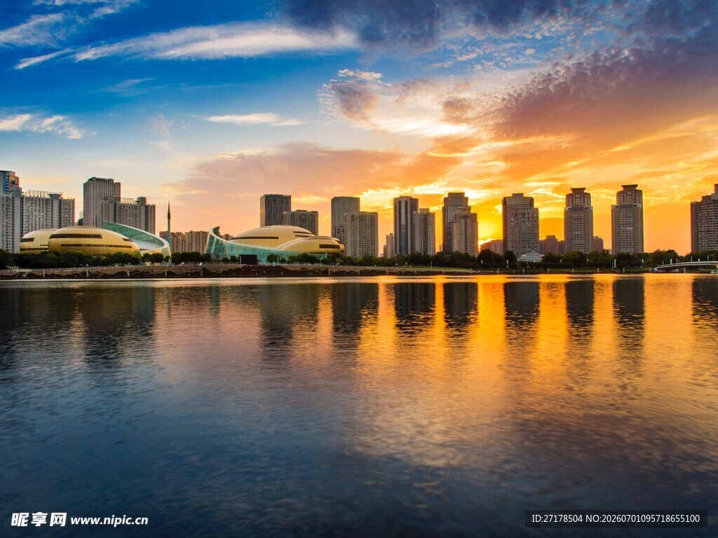 城市湖畔绚丽日落美景