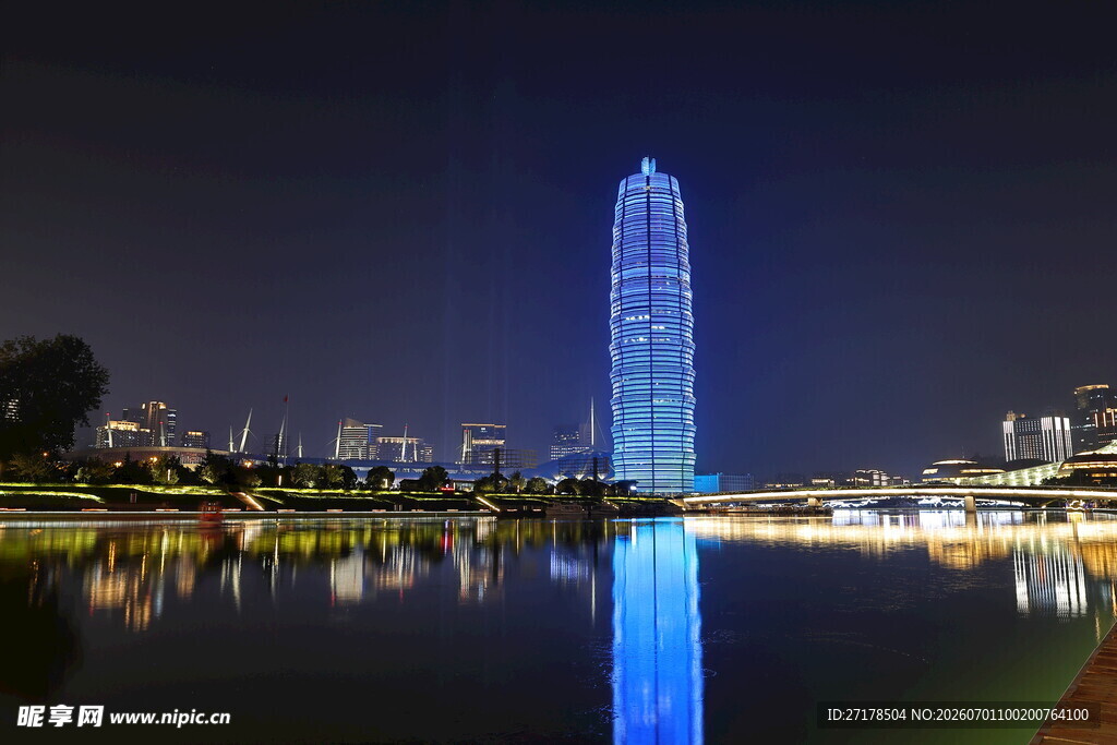 深圳夜景中的摩天大楼