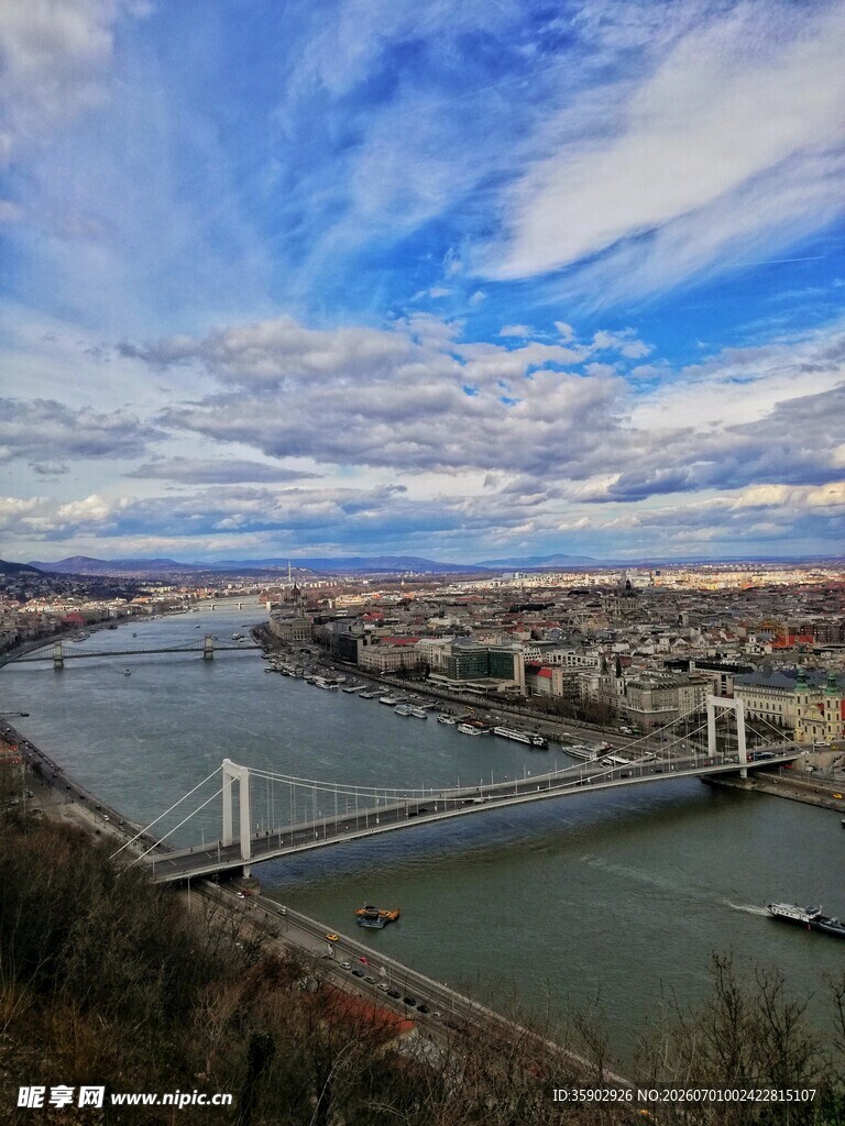 多瑙河上桥梁壮丽景观