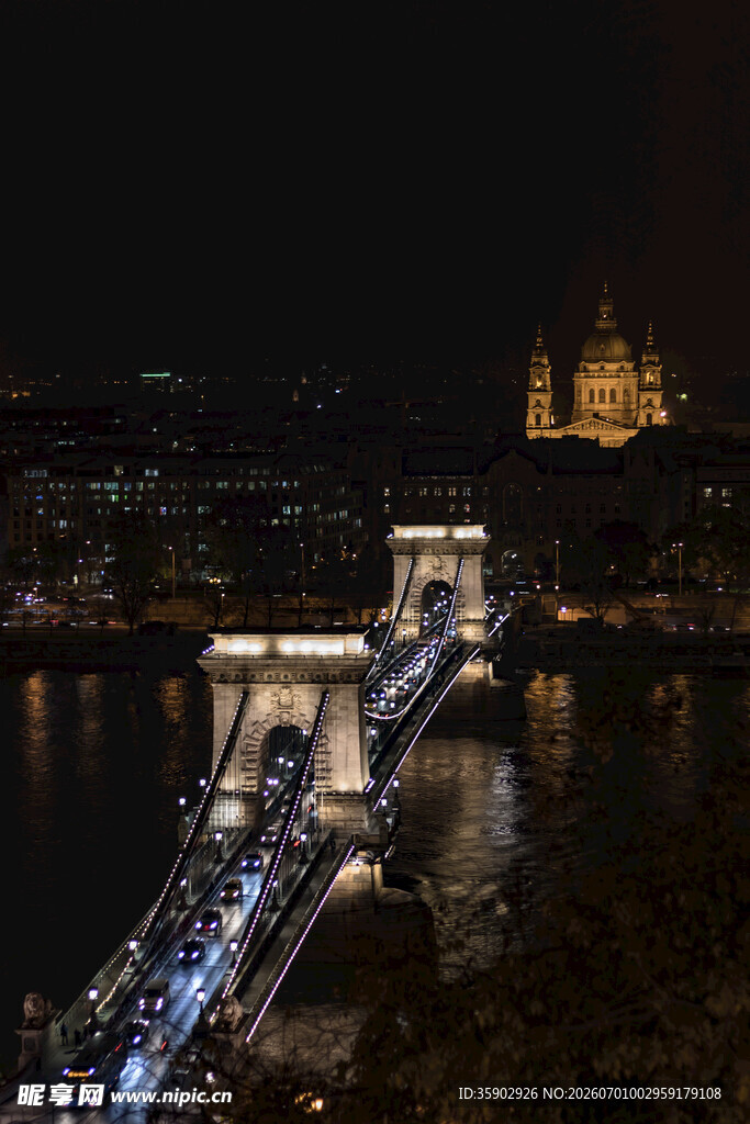 布达佩斯链桥夜景璀璨