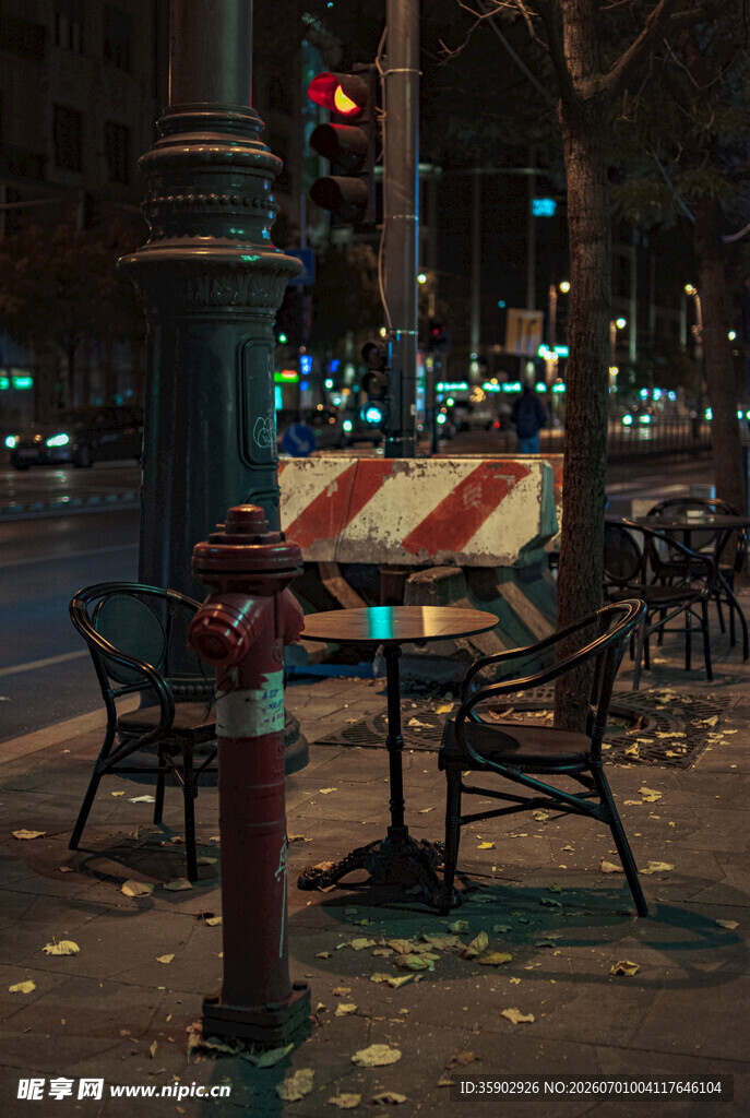 街边夜色中的桌椅与消防栓