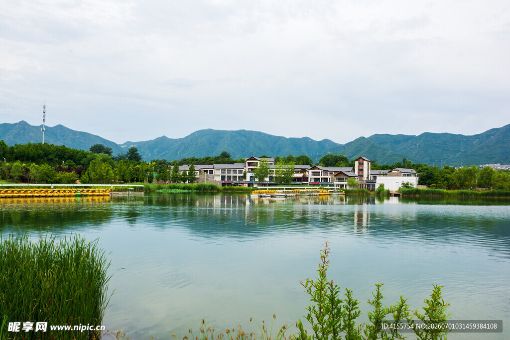 湖畔村庄山水相依美景