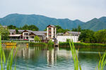 湖畔村落山水相依美景