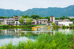 湖畔村落美景