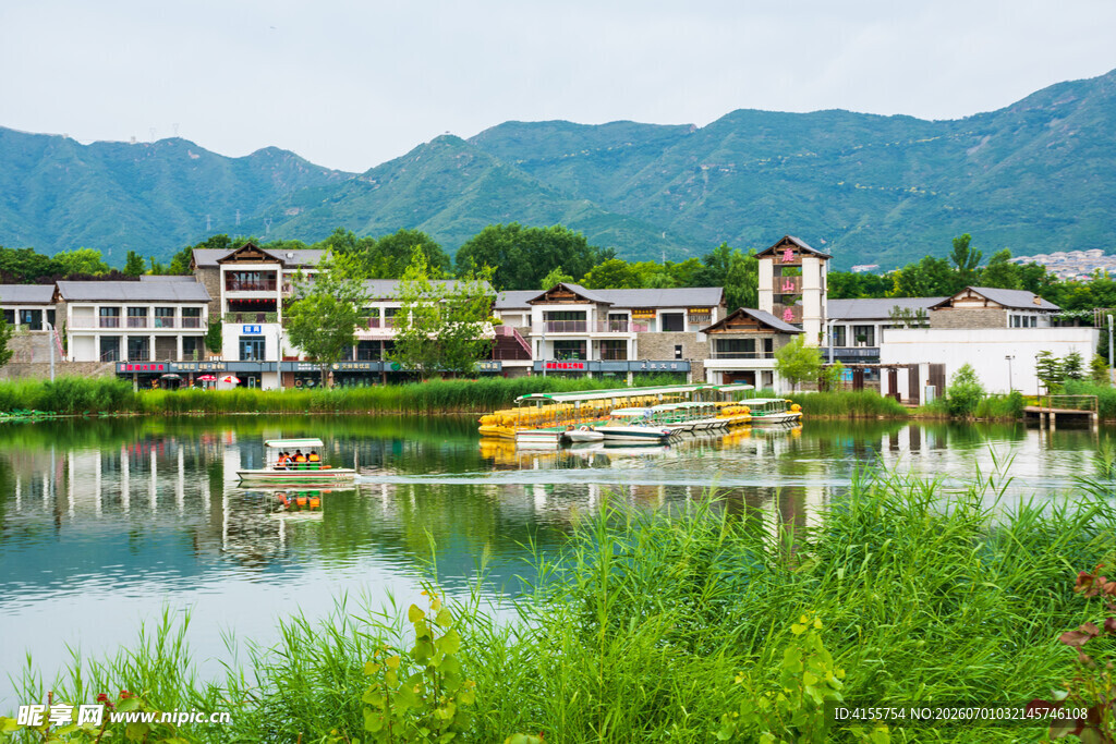 湖畔村落美景