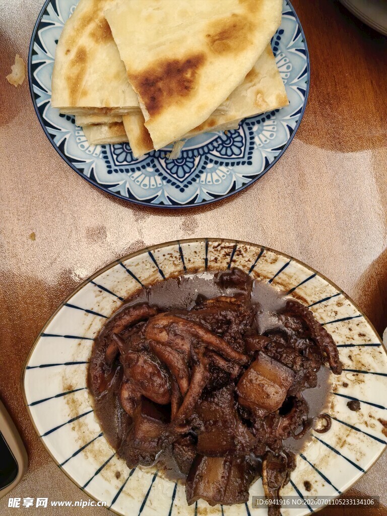 美味炖菜与饼组合