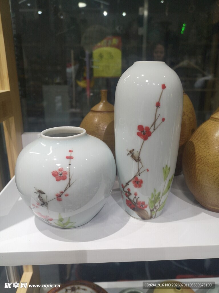 中式花鸟纹瓷器摆件