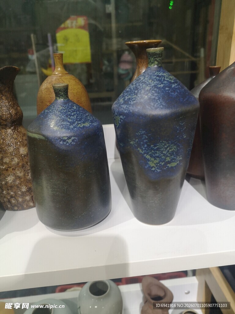 古朴陶瓷罐展示