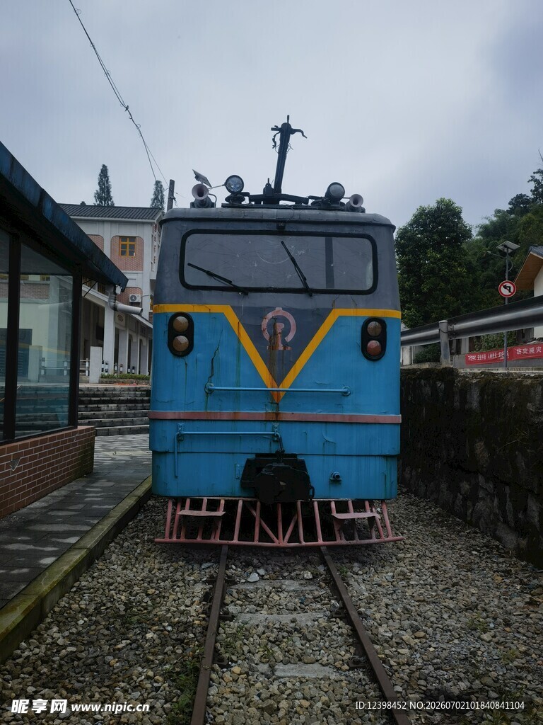 蓝色复古火车停靠站台