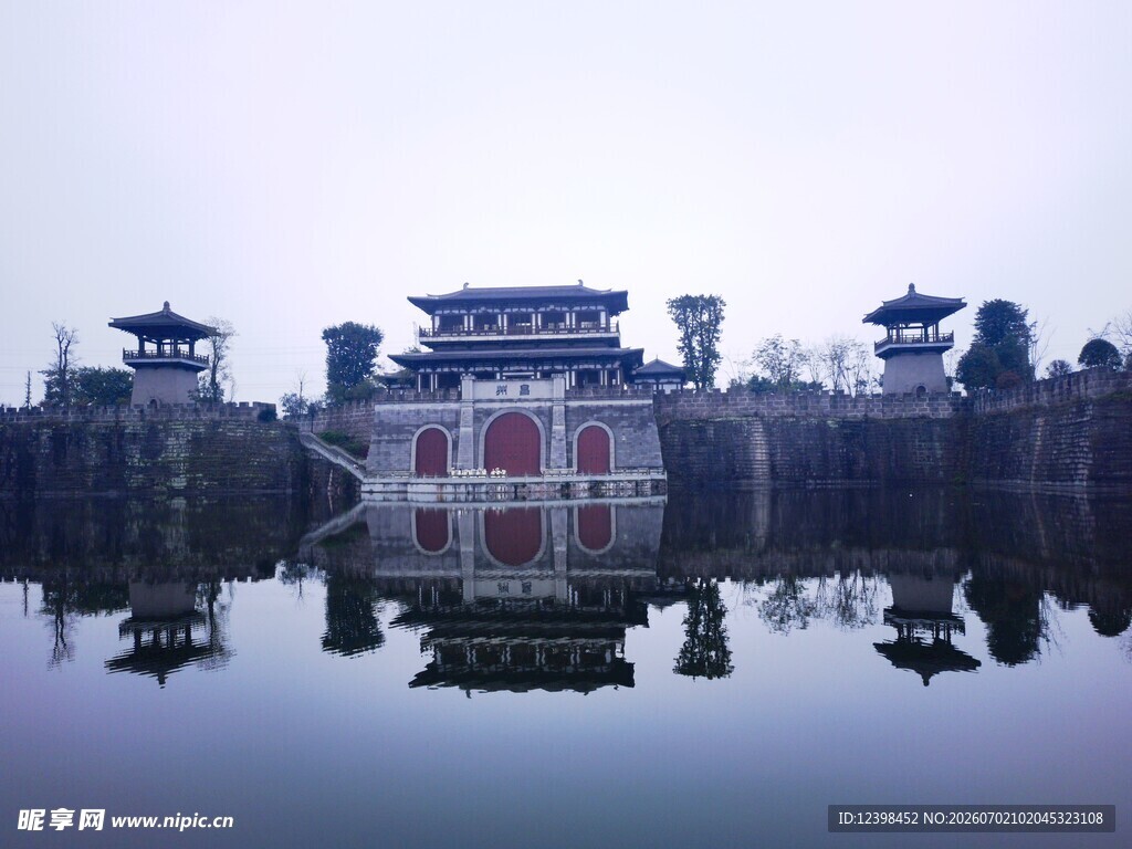 古风建筑倒映湖面美景