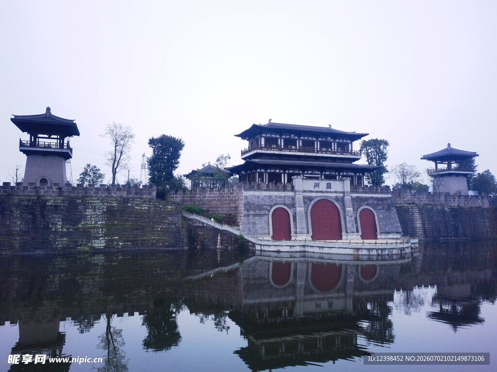 湖畔古风建筑