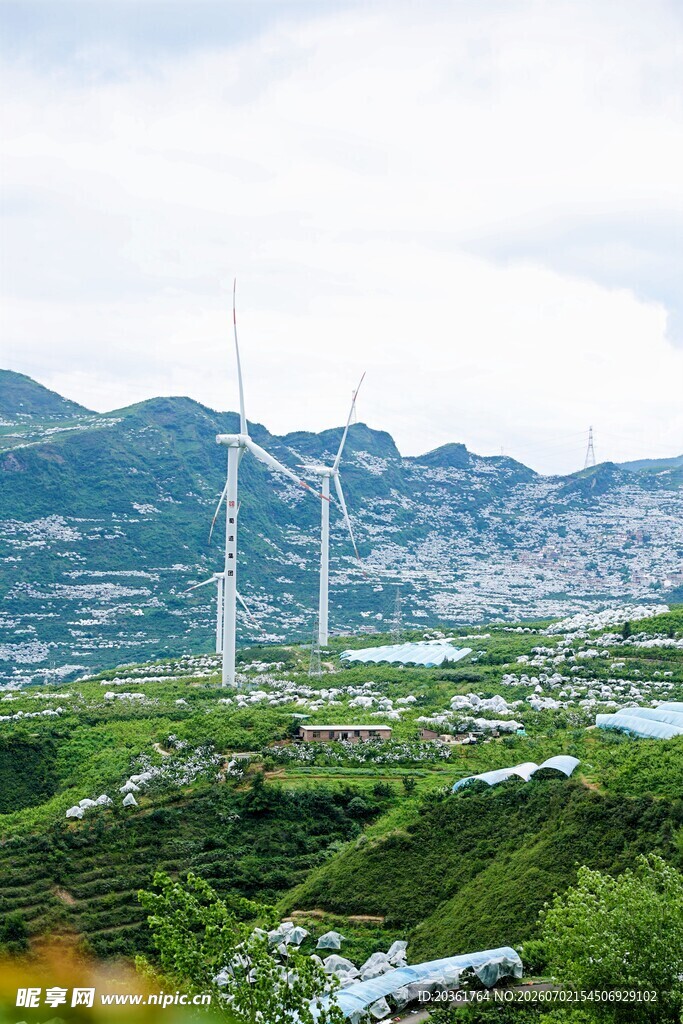 山间风力发电场美景